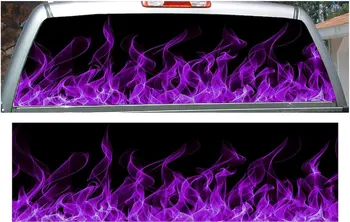 Фиолетовое пламя пожара, вид из заднего окна через виниловую графическую наклейку