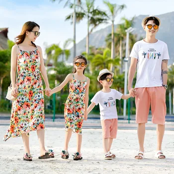 Одежда для семьи, летние пляжные платья для мамы и дочки, хлопковая футболка и шорты для папы и сына, подходящая для отдыха одежда для пары на море